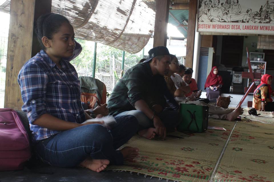 Peserrta diskusi Gerilya Pustaka dari Desa di Limasan, kantor CRI, Kamis (8/6).