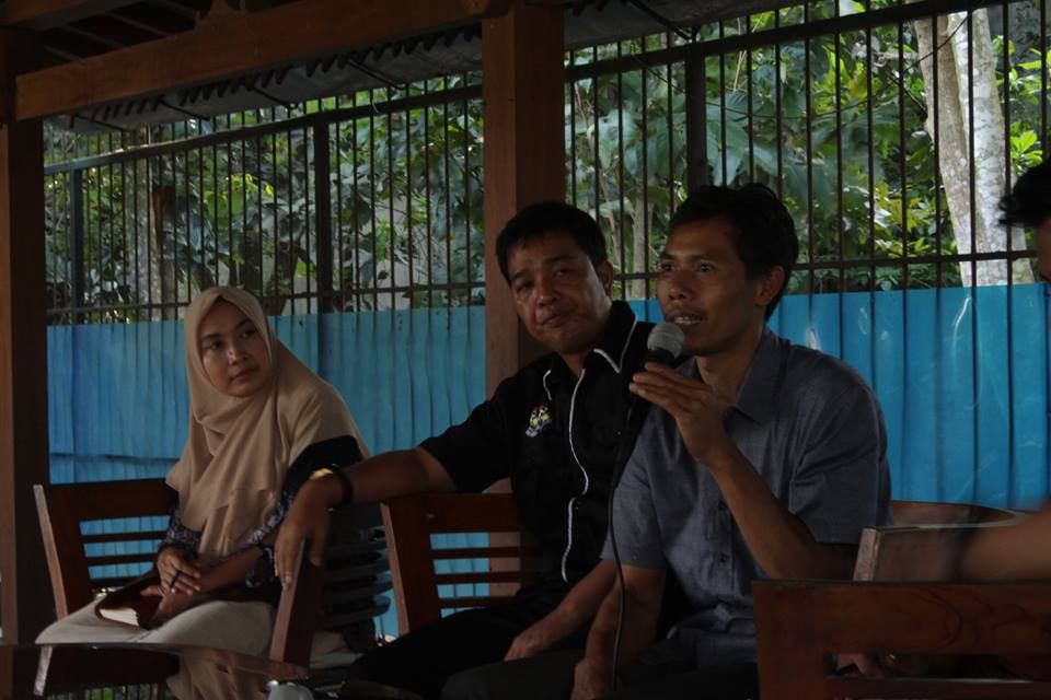 Narasumber dalam Diskusi Gerilya Pustaka dari Desa di Limasan, kantor CRI, Kamis, (8/6), dari kanan ke kiri: Jumadi (Pengelola Radio Wijaya FM), Susilo (Perpusdes Widodomartani), dan Heni Wardaturrohmah (penggiat Forum Taman Baca Masyarakat Yogyakarta).
