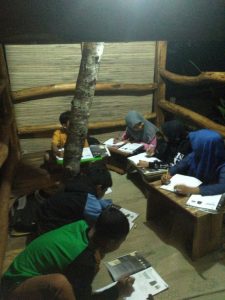 Setiap petang, anak-anak SD mengikuti bimbingan belajar gratis di basecamp TBM Kuncup Mekar. FOTO-DOK Kuncup Mekar