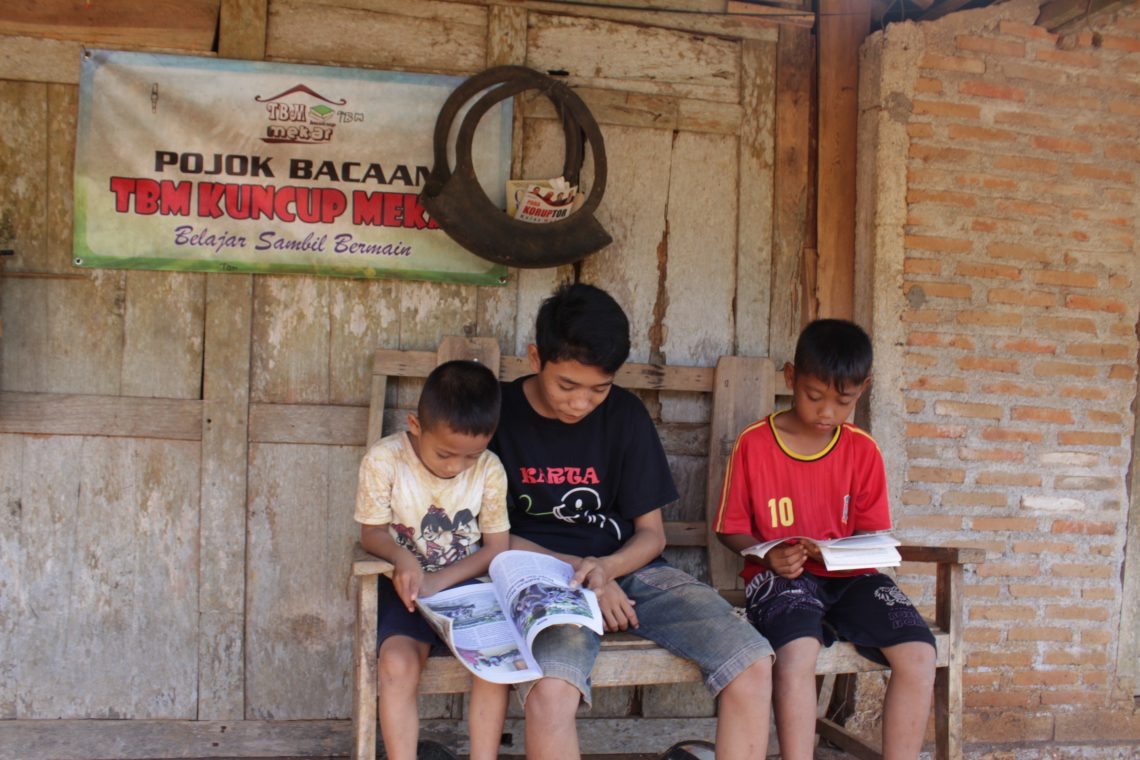 OHOL yang dibuat dari ban bekas di salah satu rumah warga di Dusun Kepek. Selain ban bekas, rak OHOL juga dibuat dari papan bekas, bambu, bahkan tali rafia.