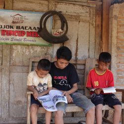 OHOL yang dibuat dari ban bekas di salah satu rumah warga di Dusun Kepek. Selain ban bekas, rak OHOL juga dibuat dari papan bekas, bambu, bahkan tali rafia.